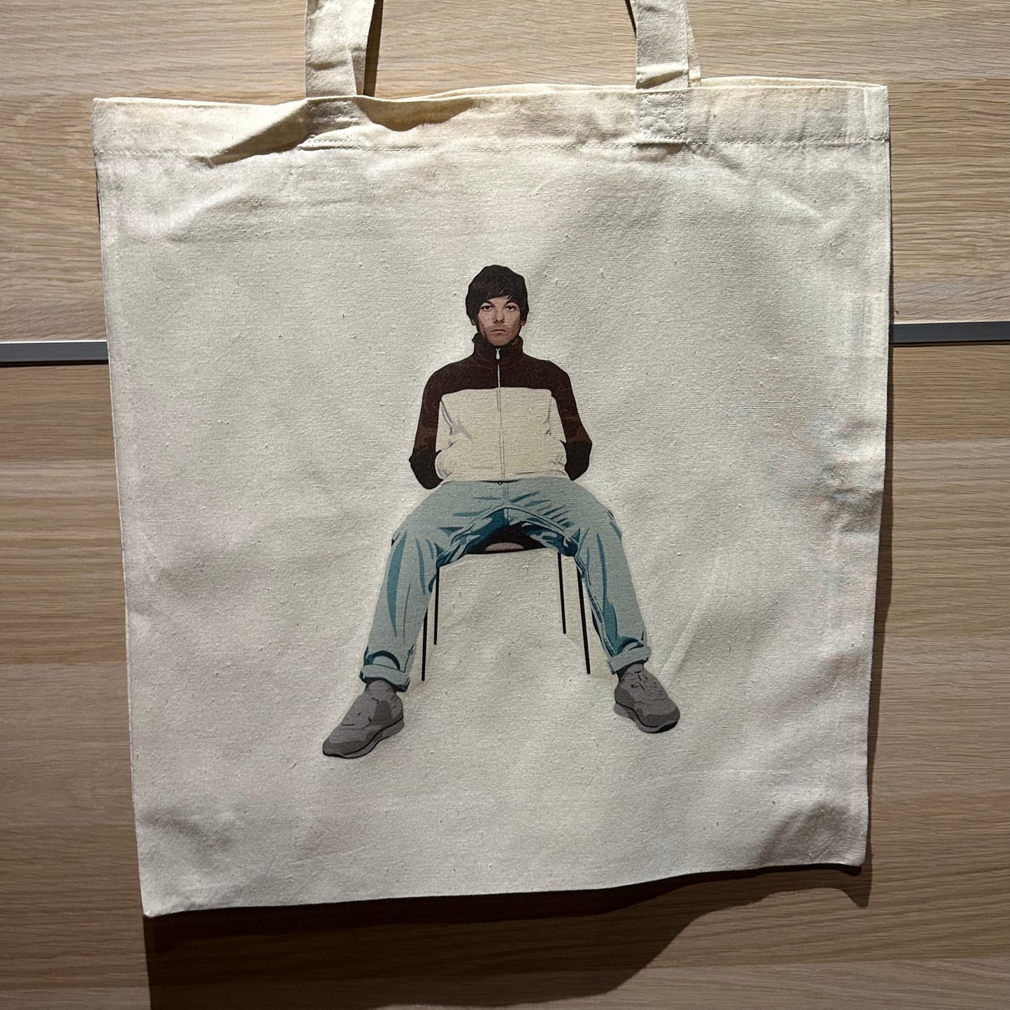 louis tote bag walls