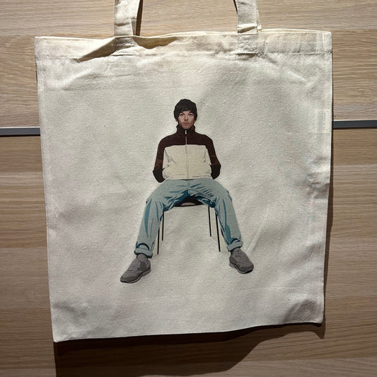 louis tote bag walls