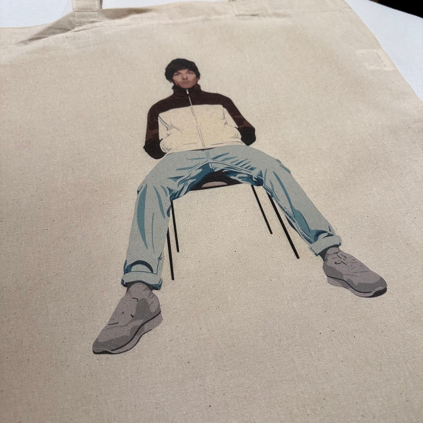 louis tote bag walls